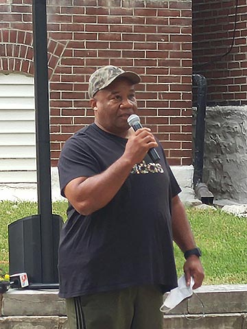 Kelvin Settle, owner of Simone's LLC, speaks.