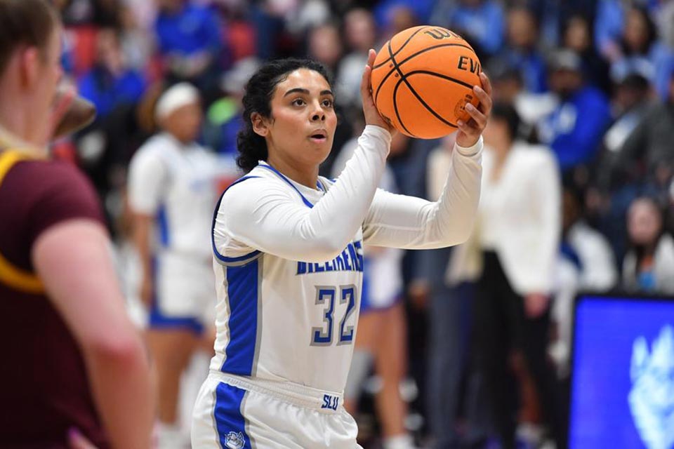 Peyton Kennedy prepares to shoot during the WNIT championship